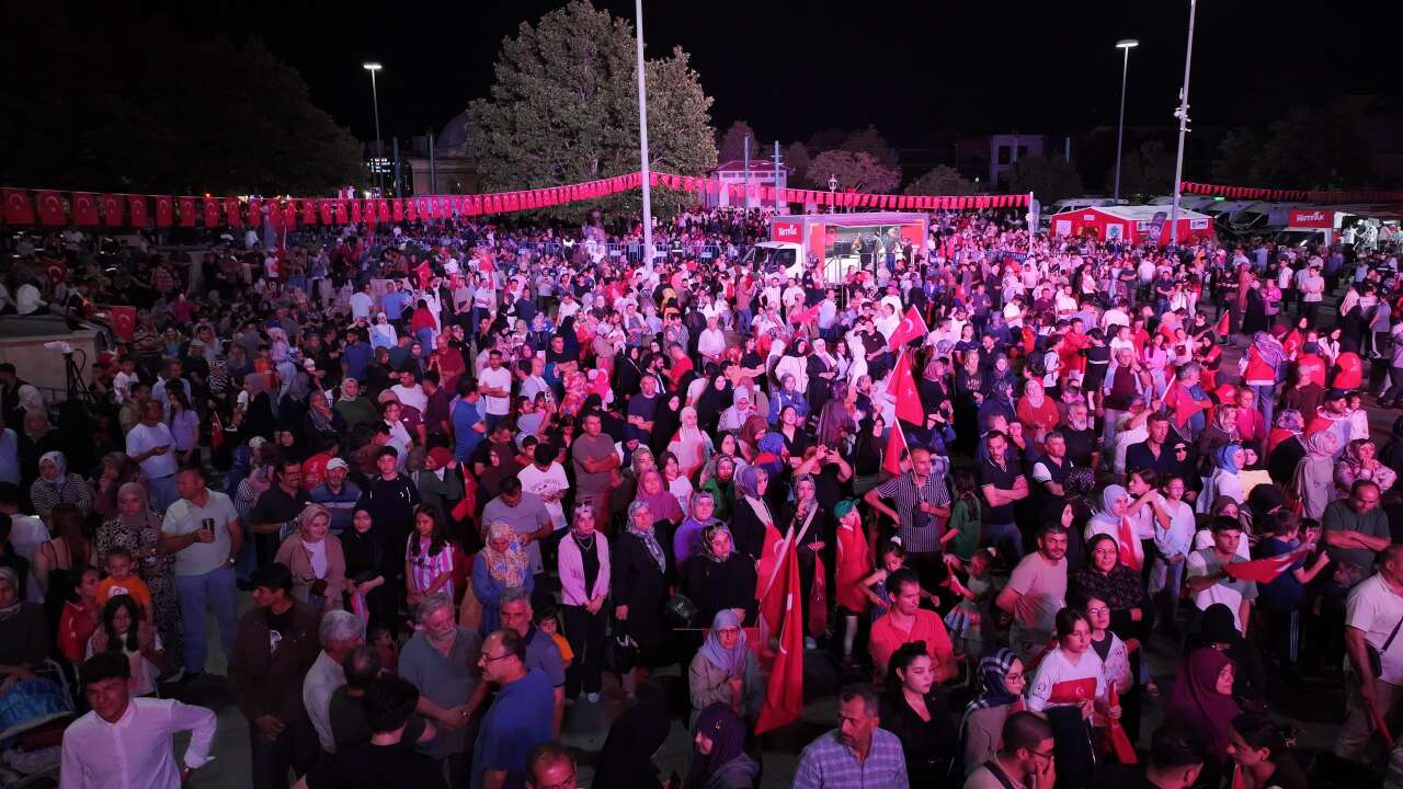 Konya'da 15 Temmuz gecesi! Kılıçarslan Meydanı'na insan seli 30